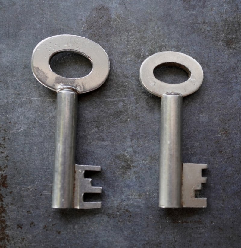 画像3: ENGLAND antique KEYS 2pcs イギリスアンティークキー ヴィンテージキー 鍵 2本セット パドロックキー ヴィンテージ 1950-80s
