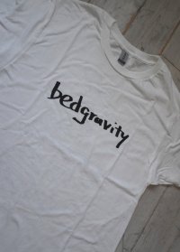 bedgravity "Unmet Needs" Tシャツ WHITE by WATERSLIDE RECORDS 田内万里夫氏デザイン