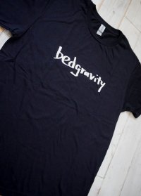 bedgravity "Unmet Needs" Tシャツ BLACK  by WATERSLIDE RECORDS 田内万里夫氏デザイン