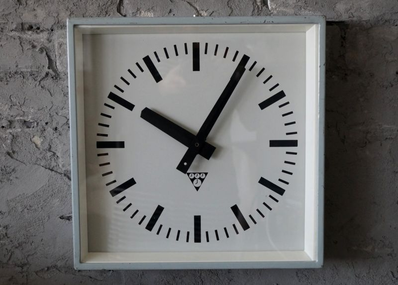 CZECHOSLOVAKIA antique PRAGOTRON wall clock チェコスロバキアアンティーク パラゴトロン社 掛け時計