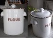 画像3: 【RARE】 ENGLAND antique かわいい羽根付き・花文字 ホーロー フラワー缶 1920-30's   (3)