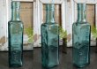 画像2: ENGLAND antique HPエンボスロゴ入 ガラスボトル H20.8cm ガラス瓶 1900－10's (2)