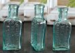 画像2: ENGLAND antique 3列エンボスロゴ入 ミニガラスボトル H8.1cm ガラス瓶 1900－10's (2)