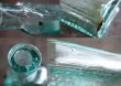 画像3: ENGLAND antique 3列エンボスロゴ入 ミニガラスボトル H8.1cm ガラス瓶 1900－10's (3)