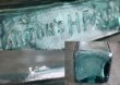 画像4: ENGLAND antique HPエンボスロゴ入 ガラスボトル H20.8cm ガラス瓶 1900－10's (4)