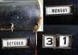 画像4: ENGLAND antique 万年 デスクカレンダー 1950－70's 卓上 メカニカルカレンダー  (4)