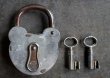 画像2: FRANCE antique UNIS F.T.H クマ型 パドロック 鍵2本付 南京錠 PADROCK KEY 1940-60's