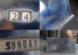 画像3: ENGLAND antique 万年 デスクカレンダー 1940's 卓上 メカニカルカレンダー シルバー (3)