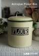画像1: 【RARE】ENGLAND antique アンティーク 小さめサイズ フラワー缶 インサイズド文字 FLOUR 1930's (1)