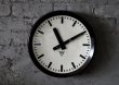 画像2: CZECHOSLOVAKIA antique PRAGOTRON wall clock チェコスロバキアアンティーク パラゴトロン社 掛け時計 ヴィンテージクロック 32cm 1960's (2)