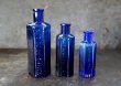 画像2: ENGLAND antique イギリスアンティーク NOT TO BE TAKEN 鮮やかなコバルトブルー ガラスボトル 3本セット ［3・1.1/2oz・1oz］ H12.3-8.5cm ガラス瓶 1900-20's (2)