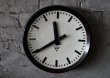 画像2: CZECHOSLOVAKIA antique PRAGOTRON wall clock チェコスロバキアアンティーク パラゴトロン社 掛け時計 ヴィンテージクロック 32cm 1960's (2)