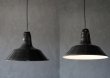 画像2: FRANCE antique フランスアンティーク ホーロー ランプシェード BLACK ソケット&撚りコード付 35.3cm ブラック 黒 インダストリアル 工業系 ヴィンテージ ライト 1950-60's   (2)
