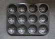 画像2: ENGLAND antique イギリスアンティーク ベーキングティンモールド 12穴  焼き型 菓子型 マフィン 1930-50’ｓ (2)