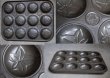 画像3: ENGLAND antique イギリスアンティーク ベーキングティンモールド 12穴  焼き型 菓子型 マフィン 1930-50’ｓ (3)