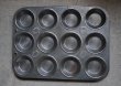 画像2: ENGLAND antique イギリスアンティーク ベーキングティンモールド 12穴  焼き型 菓子型 マフィン 1930-50’ｓ (2)
