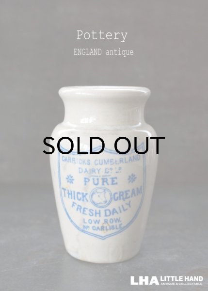 画像1: ENGLAND antique イギリスアンティーク CARRICKS CUMBERLAND ブルーロゴ クリーム 陶器ポット 陶器ボトル 1900's (1)