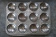 画像2: AUSTRALIA antique オーストラリアアンティーク ベーキングティンモールド 12穴  焼き型 菓子型 マフィン 1930-50’ｓ (2)