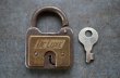 画像2: USA antique アメリカアンティーク DE LUXE 刻印入り パドロック 鍵付き 南京錠 ヴィンテージ 1940-60's (2)