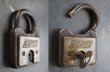 画像4: USA antique アメリカアンティーク DE LUXE 刻印入り パドロック 鍵付き 南京錠 ヴィンテージ 1940-60's (4)