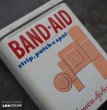 画像1: USA antique BAND-AID TIN アメリカアンティーク ジョンソン&ジョンソン BAND-AID バンドエイド缶 絆創膏 ヴィンテージ 1960-70's  (1)