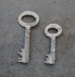 画像2: ENGLAND antique KEYS 2pcs イギリスアンティークキー ヴィンテージキー 小さな鍵 2本セット ヴィンテージ 1940-70s