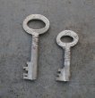 画像2: ENGLAND antique KEYS 2pcs イギリスアンティークキー ヴィンテージキー 小さな鍵 2本セット ヴィンテージ 1940-70s (2)