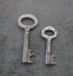 画像3: ENGLAND antique KEYS 2pcs イギリスアンティークキー ヴィンテージキー 小さな鍵 2本セット ヴィンテージ 1940-70s (3)