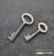 画像1: ENGLAND antique KEYS 2pcs イギリスアンティークキー ヴィンテージキー 小さな鍵 2本セット ヴィンテージ 1940-70s (1)