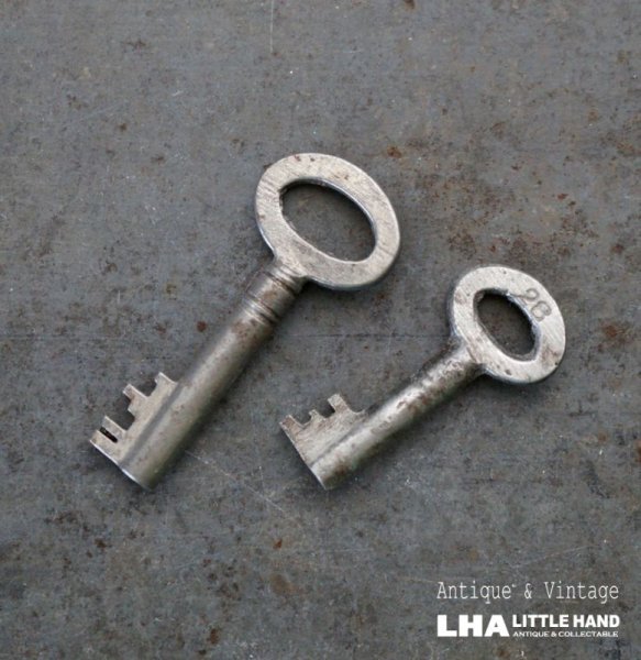 画像1: ENGLAND antique KEYS 2pcs イギリスアンティークキー ヴィンテージキー 小さな鍵 2本セット ヴィンテージ 1940-70s (1)