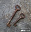 画像1: ENGLAND antique KEYS 2pcs イギリスアンティークキー ヴィンテージキー 小さな鍵 2本セット ヴィンテージ 1900-30s (1)