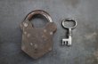 画像3: ENGLAND antique PADLOCK with KEY イギリスアンティーク クマ型 刻印入り 小さなパドロック 鍵付き 南京錠 ヴィンテージ 1930-50's