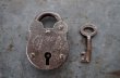 画像2: ENGLAND antique PADLOCK with KEY イギリスアンティーク クマ型 刻印入り 小さなパドロック 鍵付き 南京錠 ヴィンテージ 1944s (2)