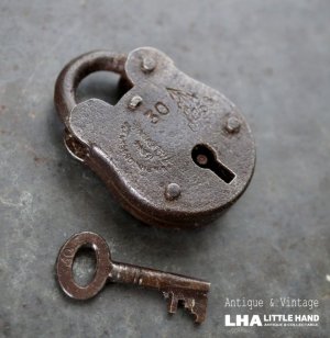 画像: ENGLAND antique PADLOCK with KEY イギリスアンティーク クマ型 刻印入り 小さなパドロック 鍵付き 南京錠 ヴィンテージ 1944s