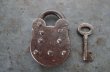画像4: ENGLAND antique PADLOCK with KEY イギリスアンティーク クマ型 刻印入り 小さなパドロック 鍵付き 南京錠 ヴィンテージ 1944s (4)