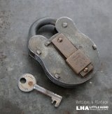 画像: ENGLAND antique PADLOCK with KEY イギリスアンティーク クマ型 刻印入り パドロック 鍵付き 南京錠 ヴィンテージ 1920-40's