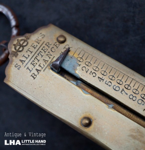 画像1: ENGLAND  antique SALTER  LETTER BALANCE イギリスアンティーク スプリングバランス ポケットバランス ハンキング スケール  はかり  1920-40's  (1)