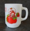 画像2: U.S.A. vintage Fire-king Mug Strawberry Shortcake アメリカヴィンテージ ファイヤーキング ストロベリーショートケーキ  マグ マグカップ1977－86's (2)