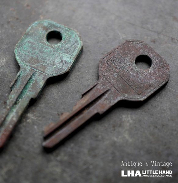 画像1: U.S.A. antique KEYS 2pcs アメリカアンティークキー ヴィンテージキー 鍵 2本セット ヴィンテージ 1940-70s (1)