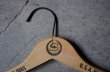 画像4: U.S.A. antique Advertising Hanger アメリカアンティーク アドバタイジング 広告入 木製ハンガー ヴィンテージ 1940-70's (4)