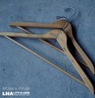 画像2: U.S.A. antique HILTON HOTELS Advertising Hangers 2pcs アメリカアンティーク アドバタイジング 広告入 木製ハンガー 2本セット ヴィンテージ 1940-70's (2)