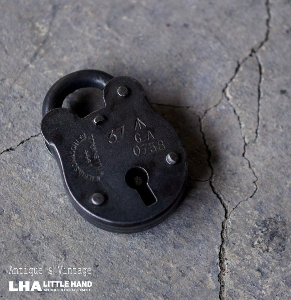画像1: SALE【30%OFF】ENGLAND antique PADLOCK NO KEY イギリスアンティーク クマ型 刻印入り 小さなパドロック 鍵なし 南京錠 ヴィンテージ 1944s (1)