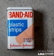 画像1: U.S.A. antique BAND-AID TIN アメリカアンティーク ジョンソン&ジョンソン BAND-AID バンドエイド缶 絆創膏 ヴィンテージ1970-80's  (1)