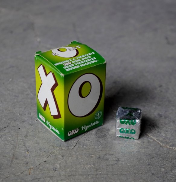 画像1: ENGLAND antique OXO BOX & CUBE イギリスアンティーク 小さな OXO オクソ ボックス 紙箱 & コンソメキューブ ヴィンテージ 1950-80's (1)