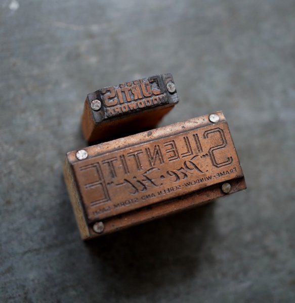 画像1: U.S.A. antique Letterpress 2pcs アメリカアンティーク メタル木製プリンターブロック 2個 ヴィンテージ スタンプ ビンテージ はんこ 数字 1900-40's  (1)