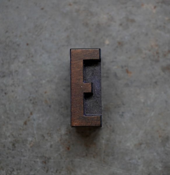 画像1: U.S.A. antique Letterpress 【E】アメリカアンティーク 木製プリンターブロック Ｈ3.4cm ヴィンテージ スタンプ ビンテージ はんこ 数字 1900-40's  (1)