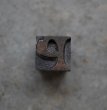 画像1: U.S.A. antique Letterpress 【P】アメリカアンティーク 木製プリンターブロック Ｈ1.6cm ヴィンテージ スタンプ ビンテージ はんこ 数字 1900-40's  (1)