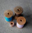 画像1: U.S.A. antique Wooden Spools アメリカアンティーク  英字ロゴ入 刻印入 木製スプール 糸巻き 糸 4個セット  ヴィンテージ 1920-40's (1)