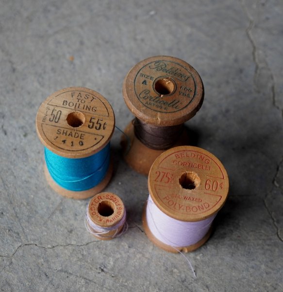 画像1: U.S.A. antique Wooden Spools アメリカアンティーク  英字ロゴ入 刻印入 木製スプール 糸巻き 糸 4個セット  ヴィンテージ 1920-40's (1)
