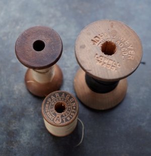 画像: U.S.A. antique Wooden Spools アメリカアンティーク  英字ロゴ入 刻印入 木製スプール 糸巻き 糸 3個セット  ヴィンテージ 1920-40's
